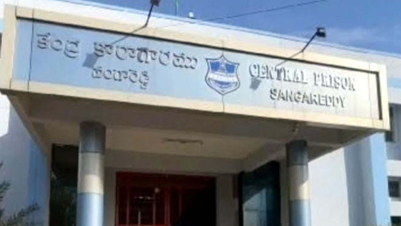 సంపన్న ఖైదీలొస్తే... సంగారెడ్డి జైలులో పండగే!